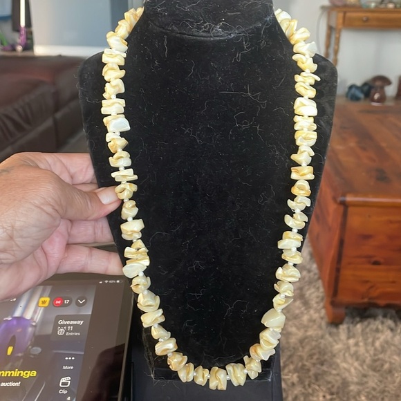 Vintage mother of pearl  Elegant Cream Shell chip Necklace - Picture 2 of 4